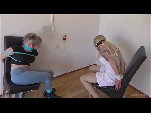 ❤️ Tràilleach / ceangailte agus gagged / nighean ann an àmhghar ️ Bhidio porn leinn ❌️❤