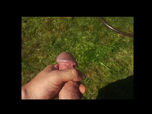 ❤️ Bidh hottie a 'faighinn a pussy pinc fucked agus cums le squirt ann an gàrradh samhraidh ️ Bhidio porn leinn ❌️❤
