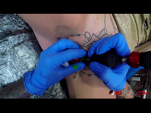 ❤️ Fìor tattooed hottie Sully Savage fhuair tattoo air a clitoris ️ Bhidio porn leinn ❌️❤