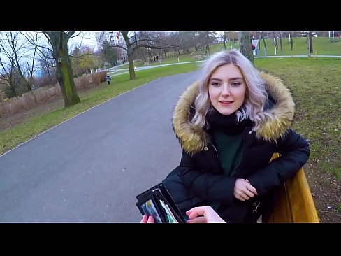 ❤️ Swallows hot cum coigreach airson airgead - blowjob anns a 'phàirc le Eva Elfie ️ Bhidio porn leinn ❌️❤